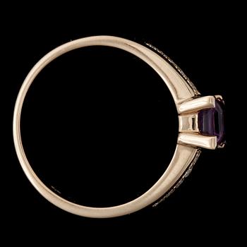 RING, 14k guld med prinsesslipad ametist ca 0,60 ct samt briljantslipade diamanter tot ca 0,15 ct. Vikt ca 4,52 gram.