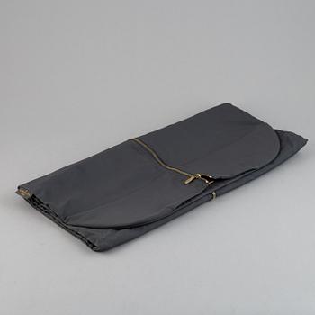 LOUIS VUITTON, 'Helanga' weekendbag with garment cover.