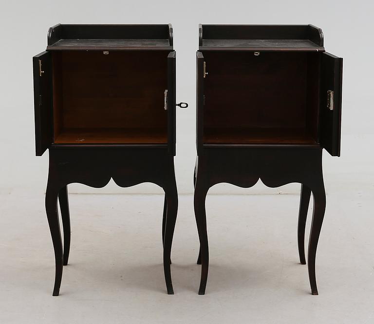SÄNGBORD, 1 par, rokokostil, för Nationalmuseum, 1900-talets andra hälft.