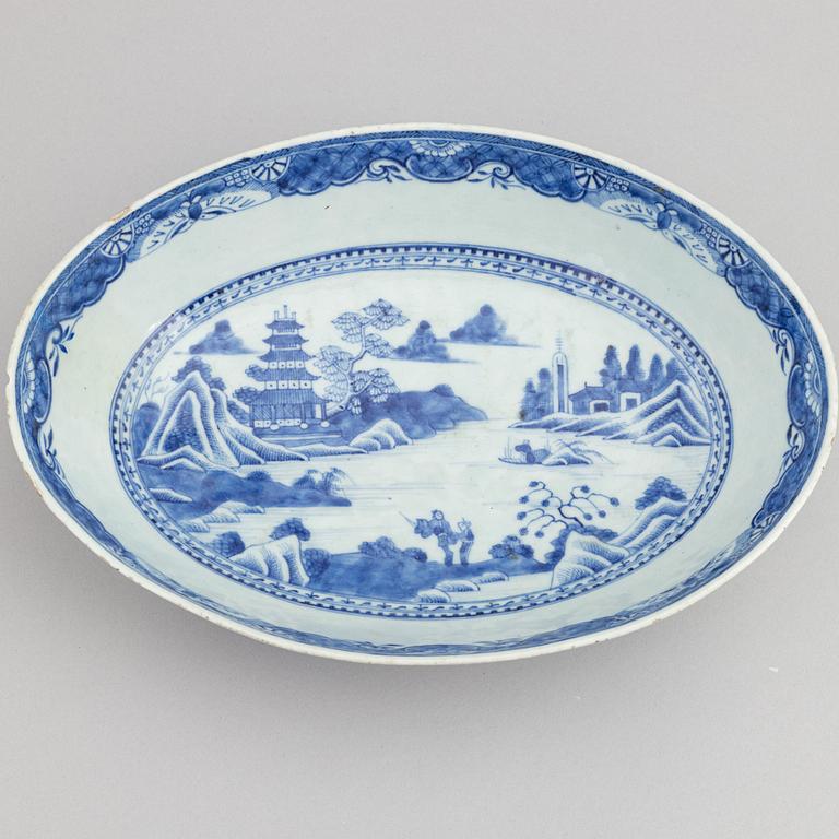 A Chinese blue and white dish with cover, tureen with cover, a strainer and a dish, Qing dynasty, Qianlong and Jiaqing.