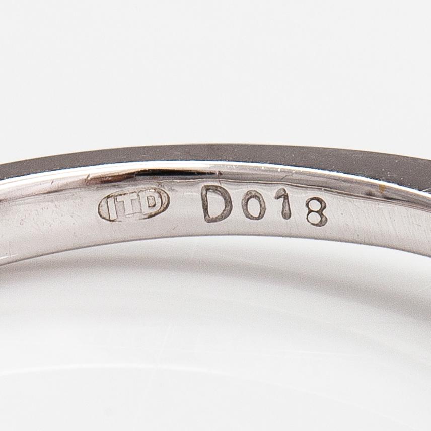 Sormus, 18K valkokultaa, timantteja n. 0.32 ct yht. Tuontileimattu ITD, Espoo.