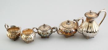 TE- OCH KAFFESERVIS, 5 delar, silver, 1900-talets första hälft. Vikt ca 2180 gram.