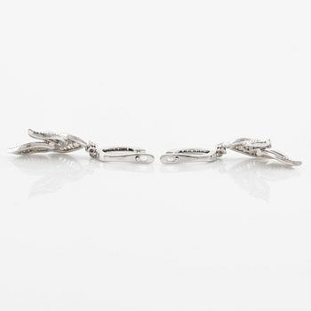 Ett par örhängen 14K guld med baguetteslipade diamanter.