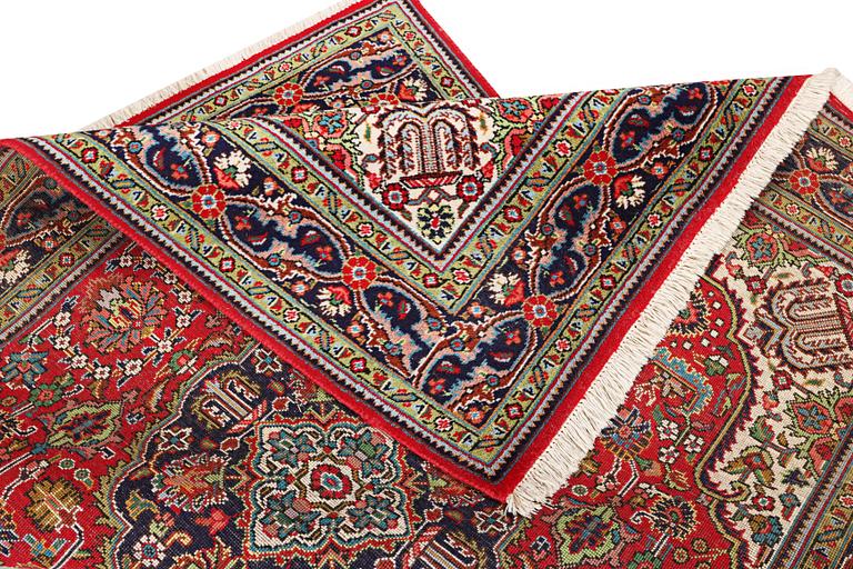 A Tabriz rug, c. 197 x 150 cm.