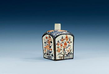 589. A Japanese imari bottle, 18th Century.
