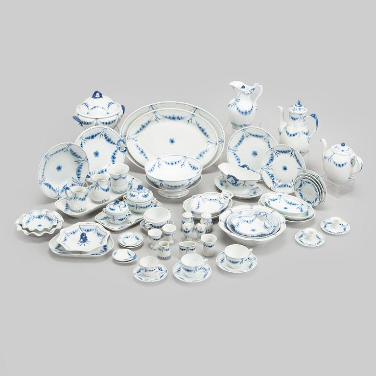 Harriet Bing, astiasto, 110 osaa, "Empire" posliini,  ja pöytäliina, Bing & Grøndahl Tanska.