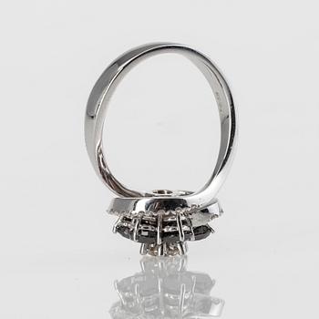 DIAMANTRING, 14K vitguld. Vikt 6,19 g. Intyg.