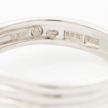 A ring in 18K white gold set with a round brilliant-cut diamond.