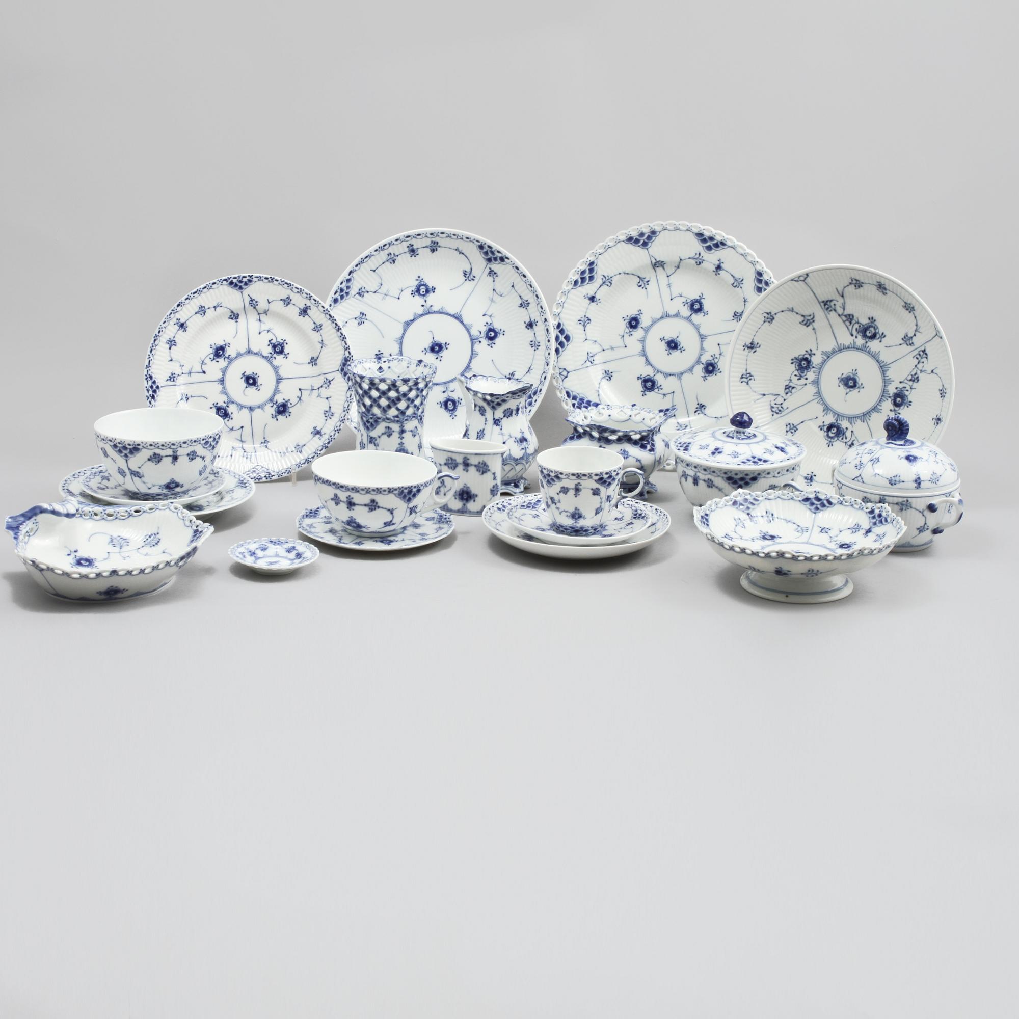SERVISDELAR, 80 st, porslin, "Musselmalet", Royal Copenhagen, 1900-talets andra hälft.