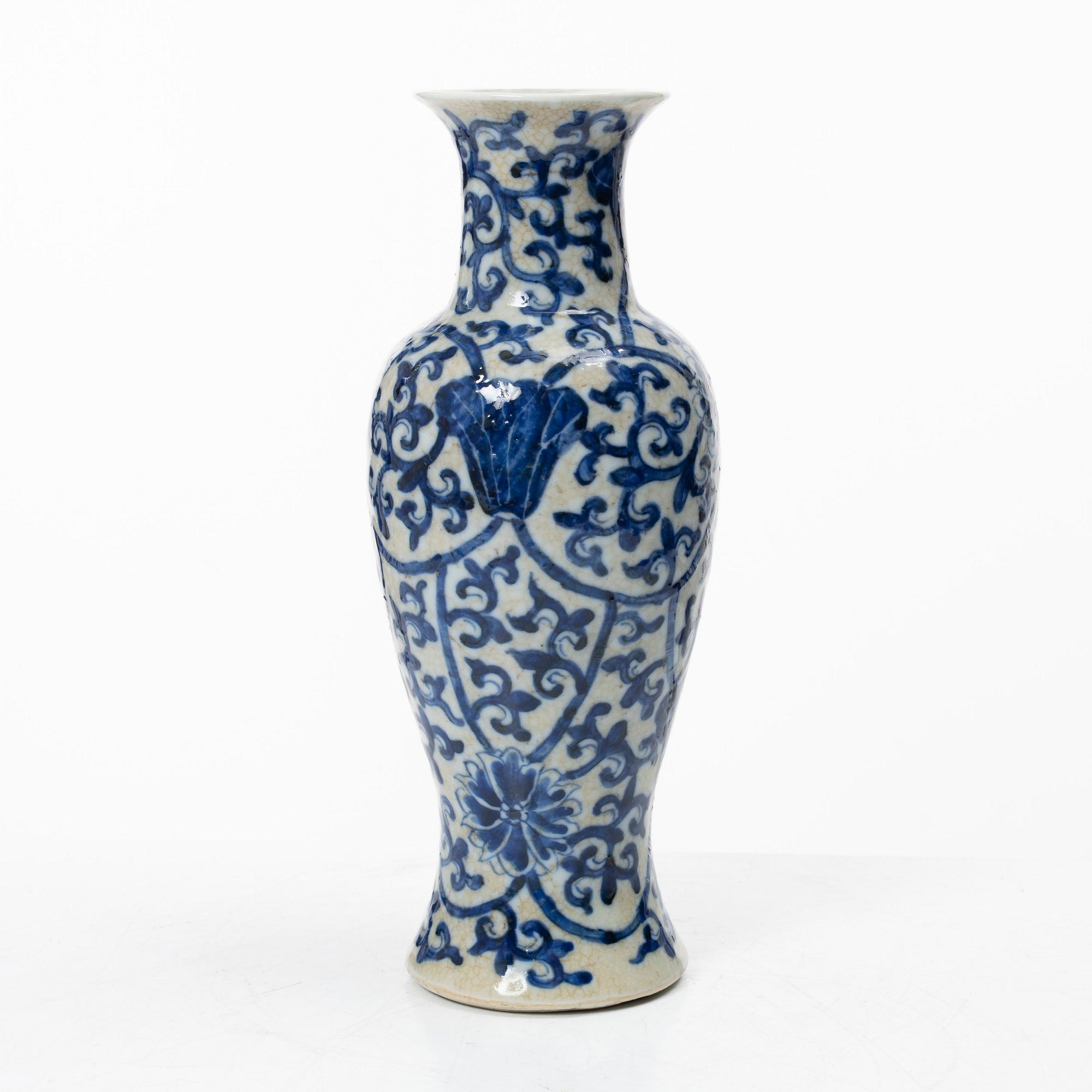 Vas, porslin. Sen Qingdynasti.