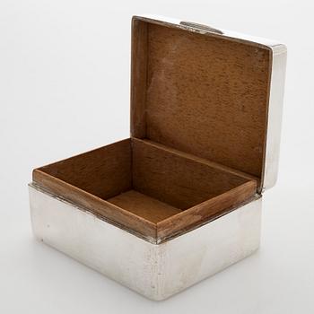 A sterling silver cigar box, William Neale & Son Ltd, Birmingham 1925.