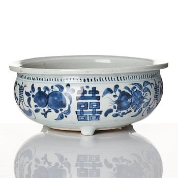 A blue and white censer, Qing dynasty, 19th Century.