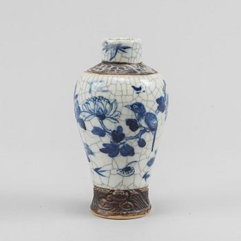 Two blue and white vases, a jar and a box with cover, China, late Qing dynasty.