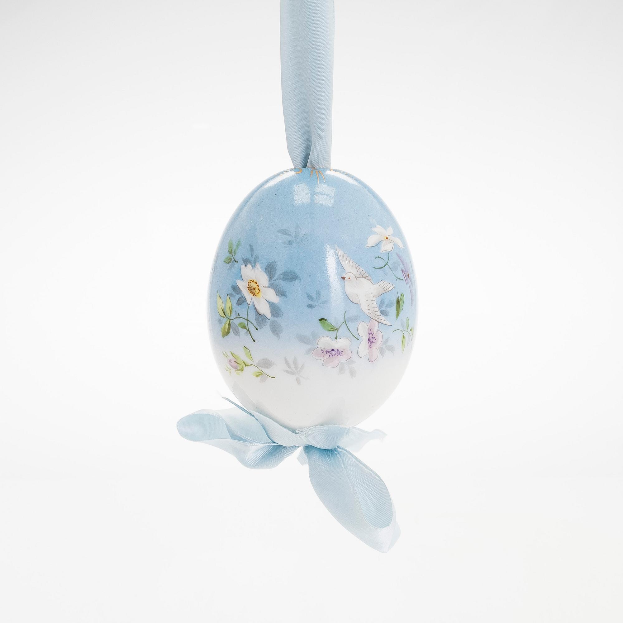 A porcelain easter egg, likely Kuznetsov, early 20th century.