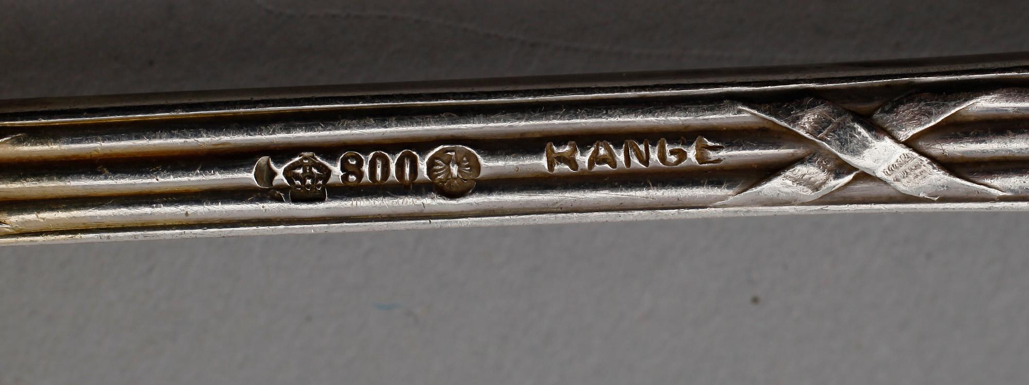 SERVERINGSBESTICK OCH SÅSSKEDAR, 4 delar, silver, 1900-talets första hälft.