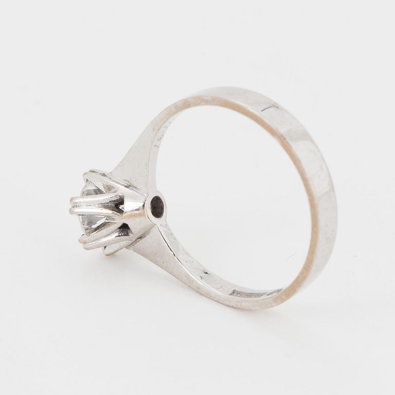 Ring 18K white gold set with a round brilliant-cut diamond 1.01 ct.