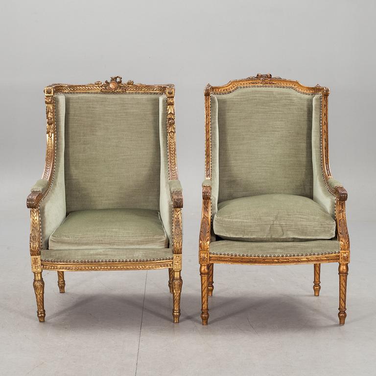 BERGERÉR, två snarlika. Louis XVI-stil. Sekelskiftet 1900.