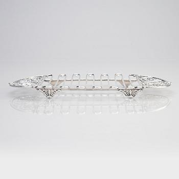 A silver asparagus cradle by Bolin, Moscow 1912-17.