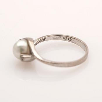 Ring, 18K vitguld, med pärla och briljanter.