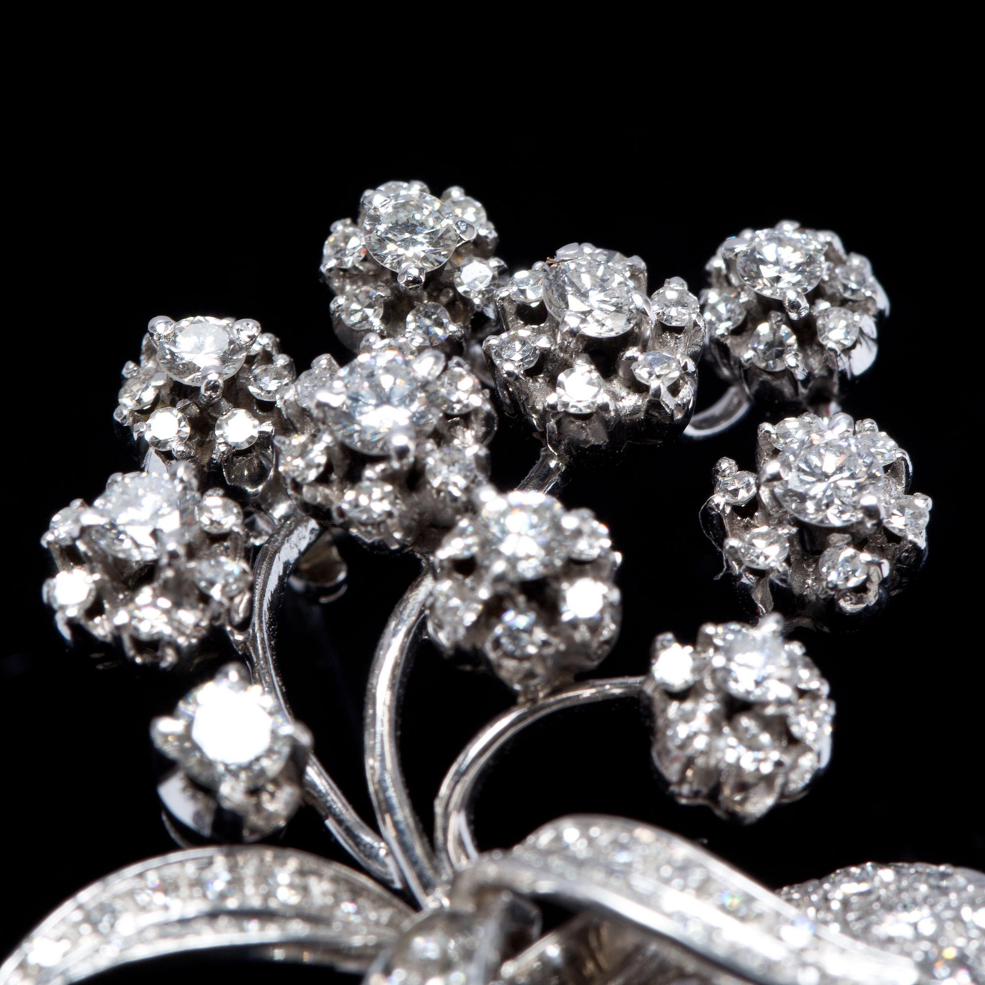 BROSCH, 14k vitguld, briljantslipade samt åttkantslipade diamanter ca 1.30 ct, Alessandria, Italien. Vikt ca 11 g.