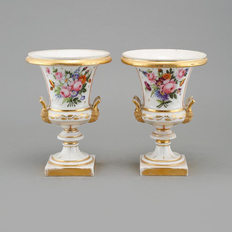 URNOR, ett par, porslin, empire-stil, 1900-talets första hälft.