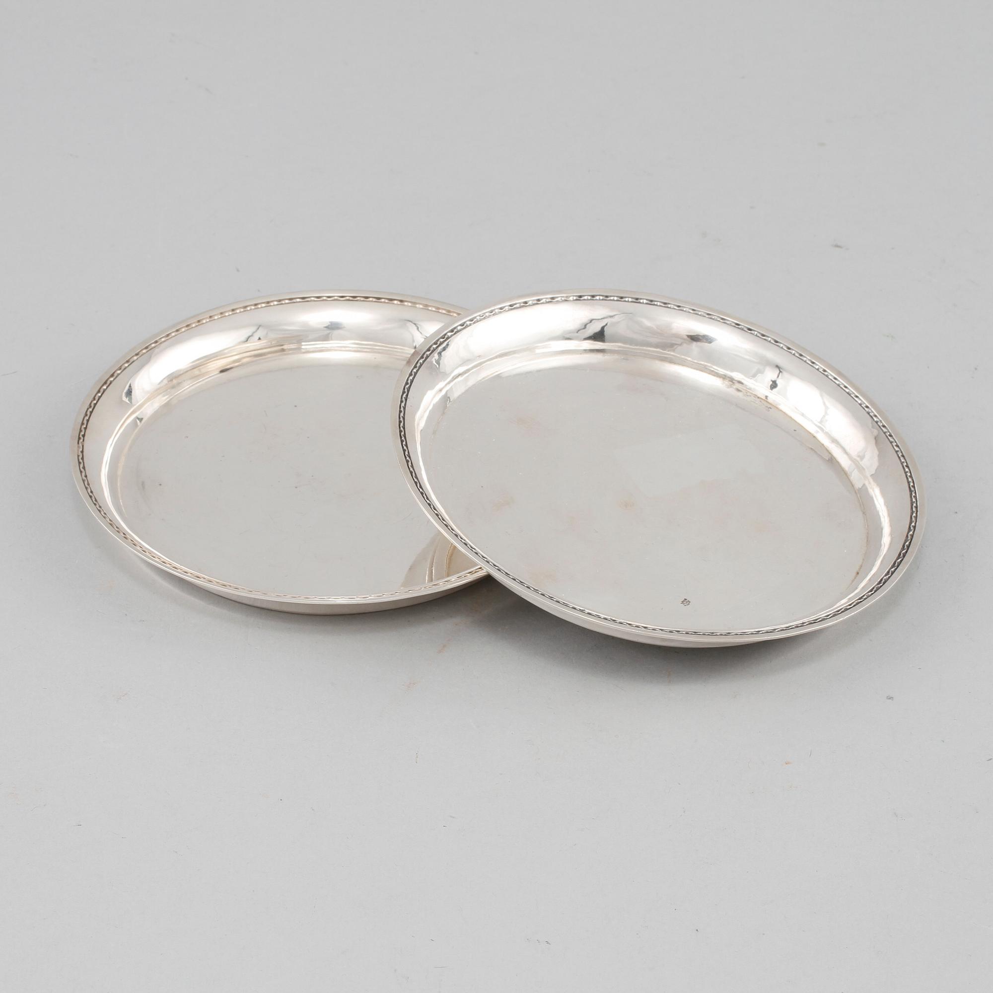 COASTERS, ett par, silver, Borgila, Stockholm, 1928. Vikt 320 g.