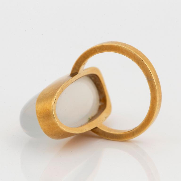 Wiwen Nilsson, ring, Lund 1951, 18K guld och månsten.