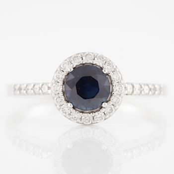 Ring in 14K white gold with a sapphire and brilliant-cut diamonds.
