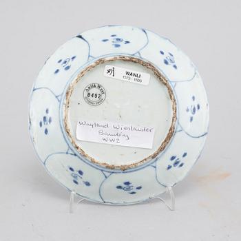 A small dish in blue and white porcelain, Wanli (1573-1620).