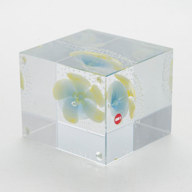 Oiva Toikka, annual glass cube 2000, signed Oiva Toikka Nuutajärvi 2000, 912/2000.