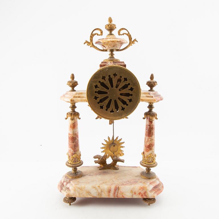 Bordspendyl Louis XVI-stil 1900-talets första hälft.