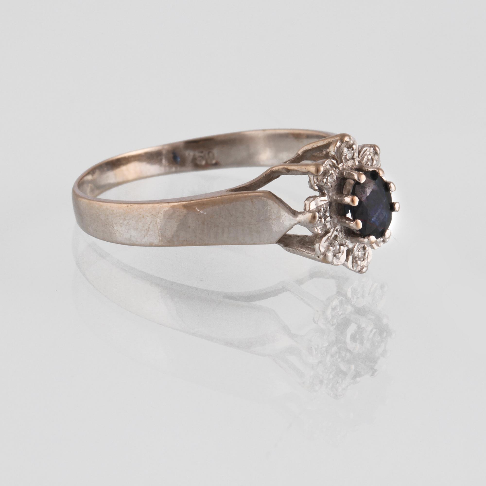 RING, 18K vitguld med fasettslipad blå safir samt 8 små åttkantslipade diamanter, kattfotstämplad. Vikt 3,5 gram.