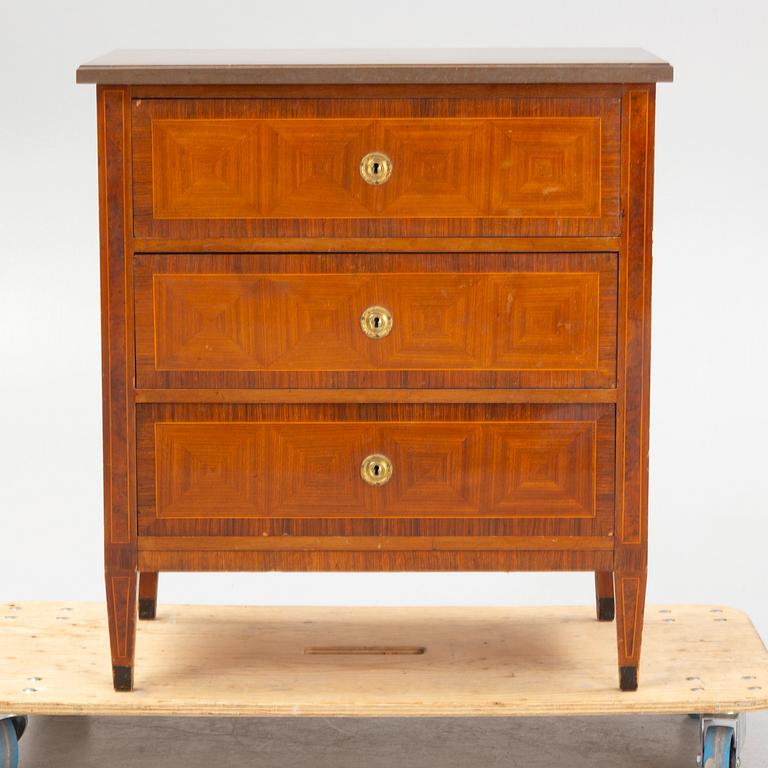 Chest of drawers, Gustavian style, first half of the 20th century.