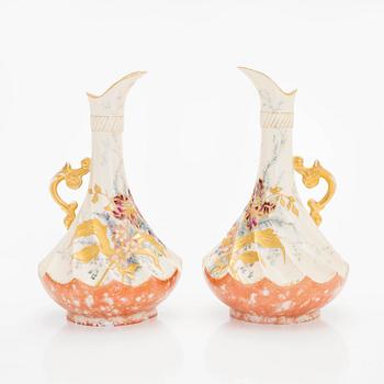 Kannor, ett par, Satsuma, samt urna, Imari, porslin, Japan, 1900-talets början,.