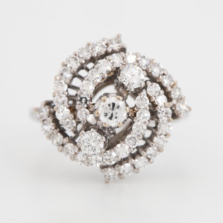 RING, med briljantslipade och åttkantslipade diamanter.