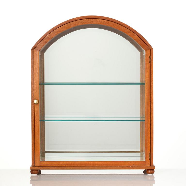 Josef Frank, bordsvitrin, modell B 2070, Firma Svenskt Tenn, före 1985.