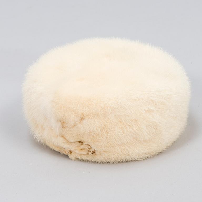 PÄLSJACKA MED BÄLTE SAMT HAT.