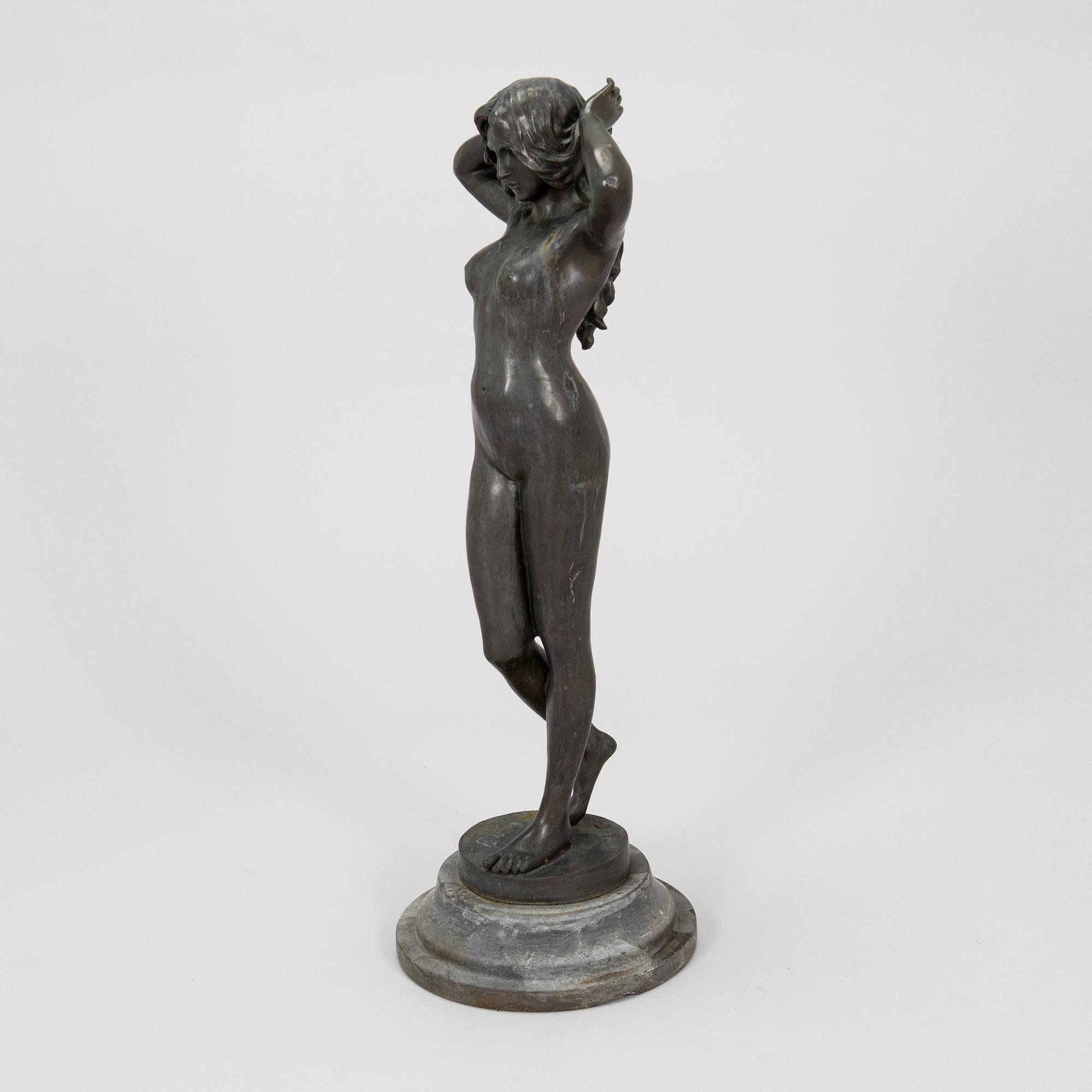 Pitta Luga, jälkeen, Seisova nainen.