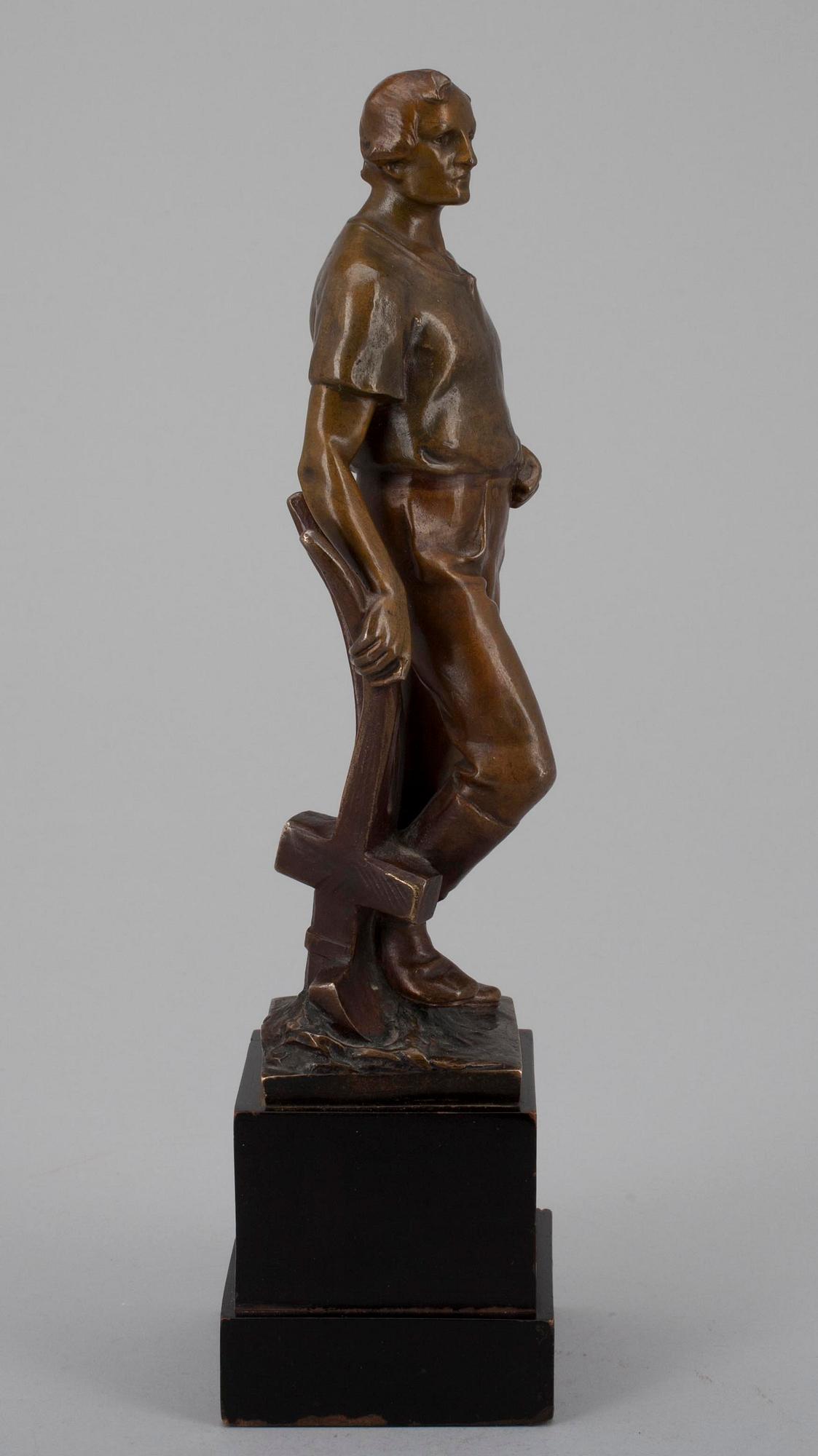 SKULPTUR, patinerad metall, signerad Müller, stämpelmärkt KKKE Wien, numrerad 136. 1900-talets första hälft.