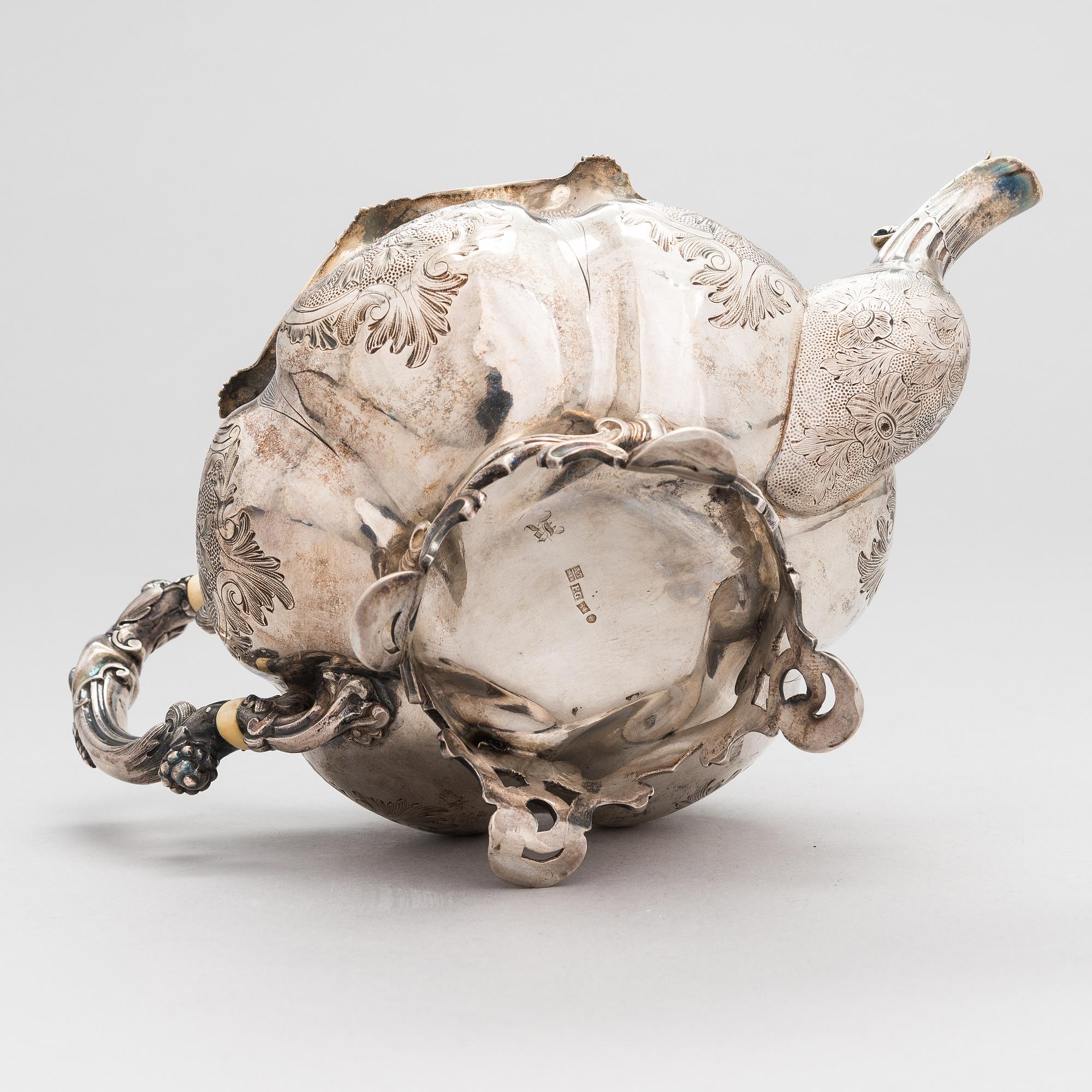 Tekanna, silver, okänd mästare F.G., kontrollmästarstämpel Dimitri Tverskoy, S:t Petersburg, Ryssland 1844.