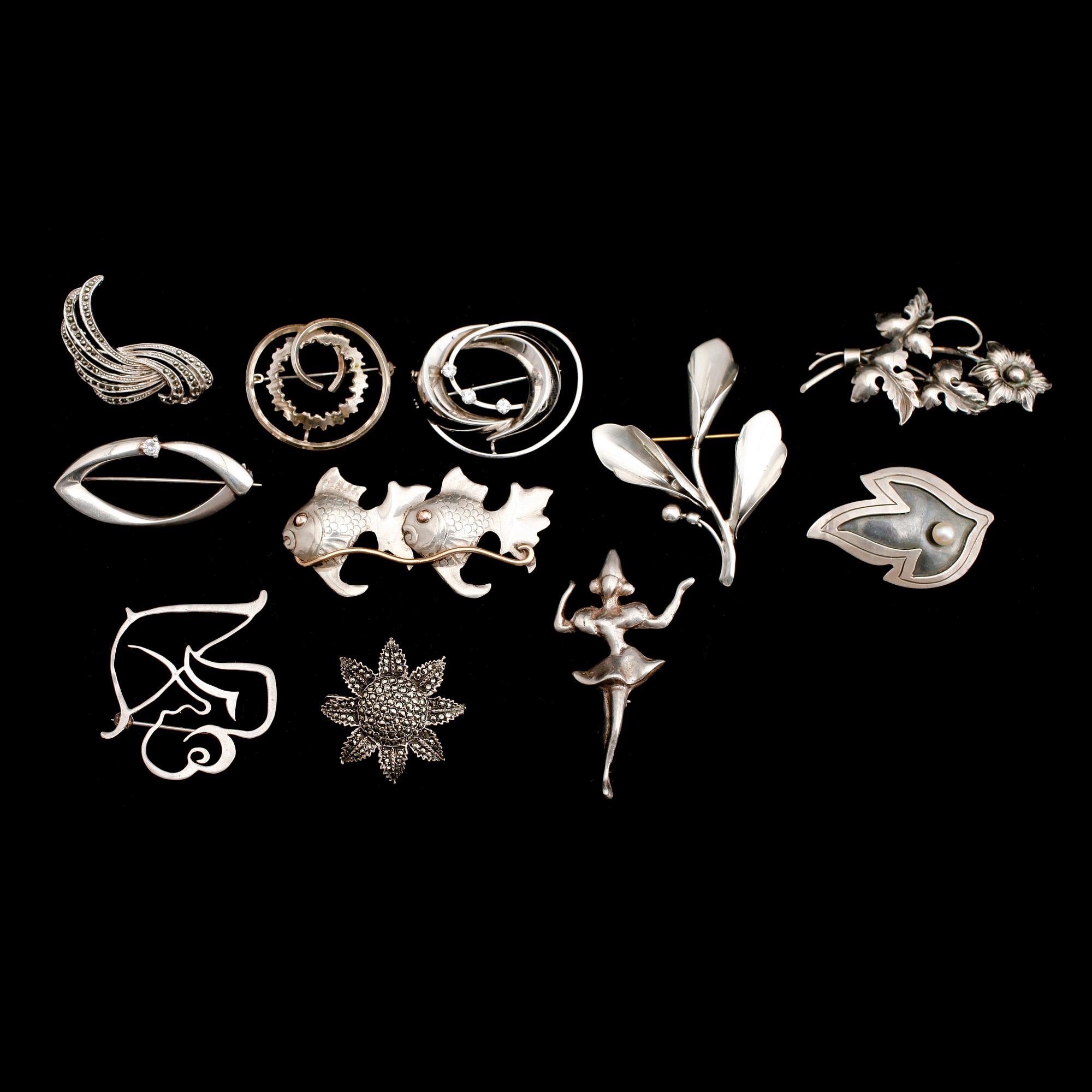 BROSCHER, 11 st, silver, 1900-tal. Total vikt ca 60 g.