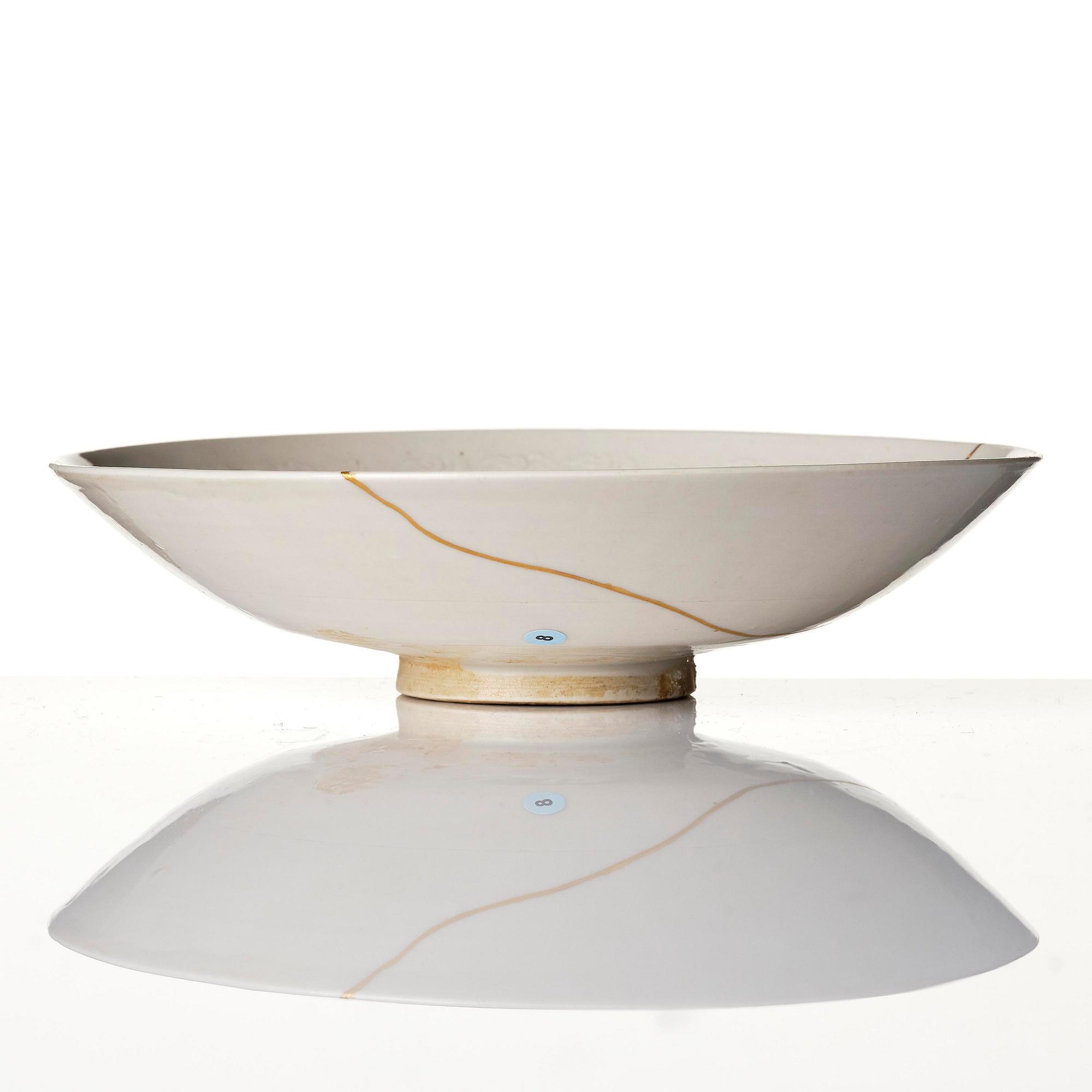 Skålar två stycken, vitglaserade samt kanna med lock, keramik, 1600-/1700-tal.