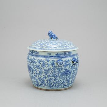A Chinese blue and white porcelain food container with lid, Qing dynasty, 19th century.