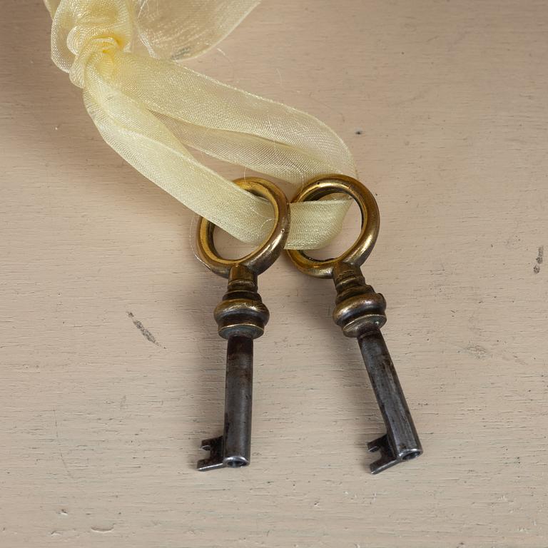 A Georgian style corner cabinet, 20th century.