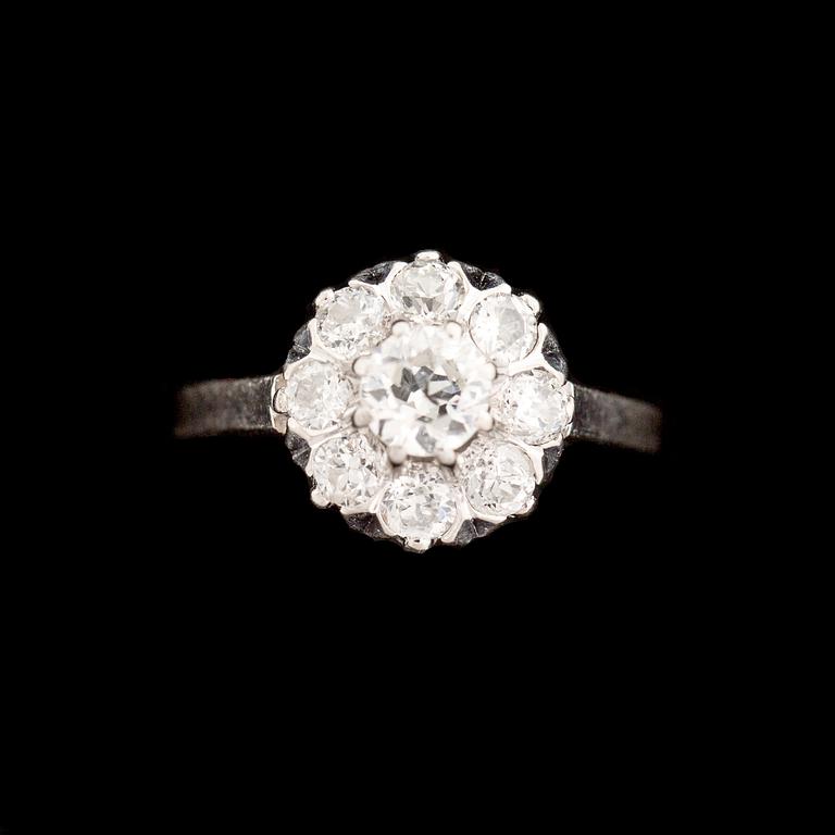 RING, 18 k vitguld med gammalslipade diamanter, totalt ca 0.70 ct, Örns Juvelatelje, Göteborg. Vikt ca 2,5 g.