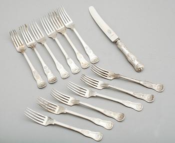 MATGAFFLAR, 12 st samt KNIV, silver, bl a Folcker, Stockholm 1896. Vikt ca 957 g.