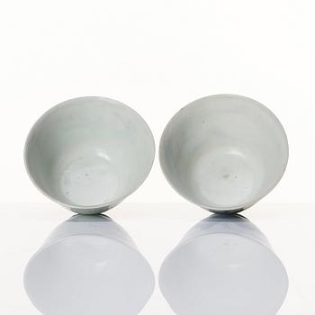 Koppar, två stycken, porslin. Ming dynastin, Transition/Chongzhen (1628-44).