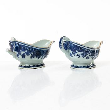 A pair of Chinese blue and white porcelain sauce boats, Qing dynasty, Qianlong (1736-95).