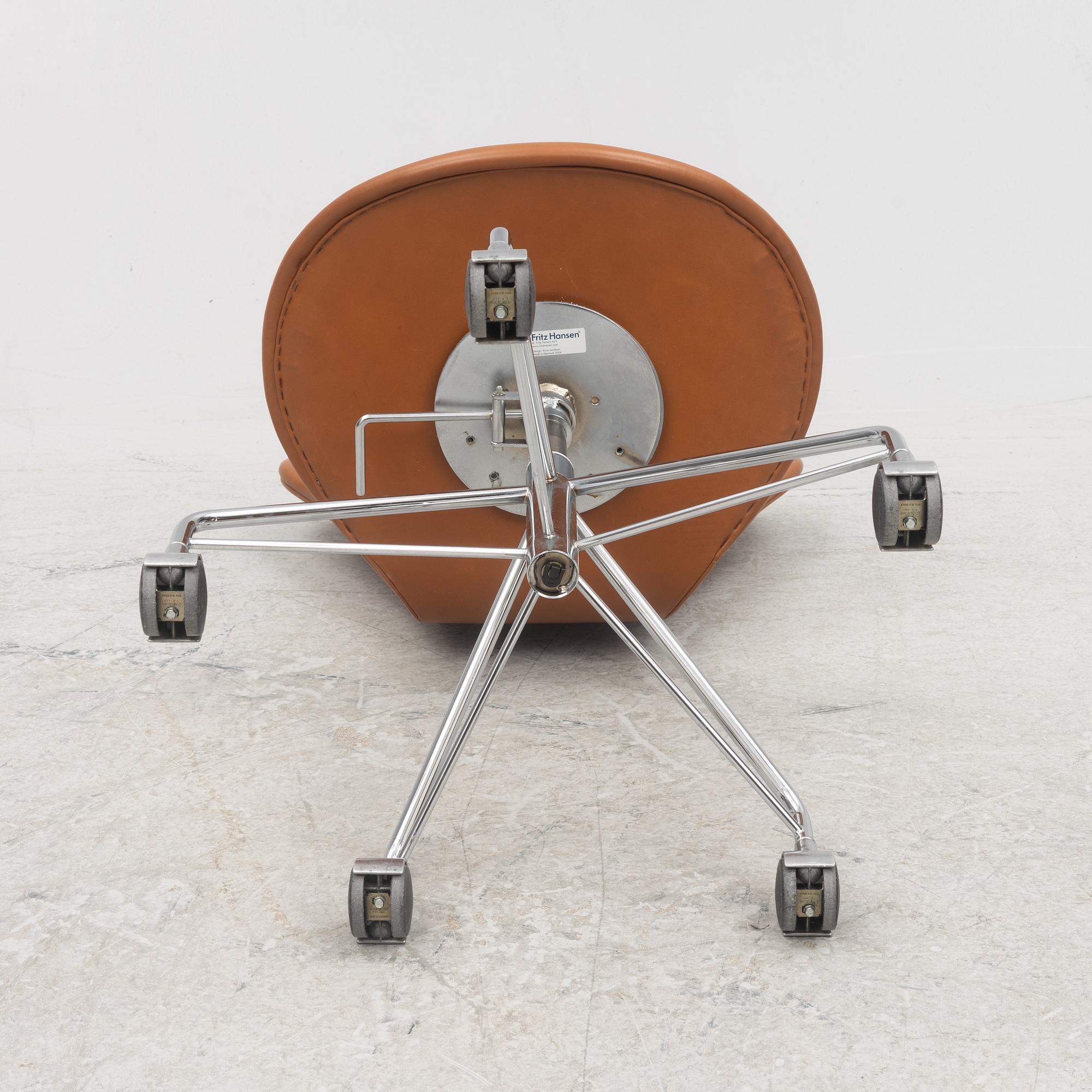 Arne Jacobsen, a model 'Seven' desk chair, Fritz Hansen, Denmark 2004.