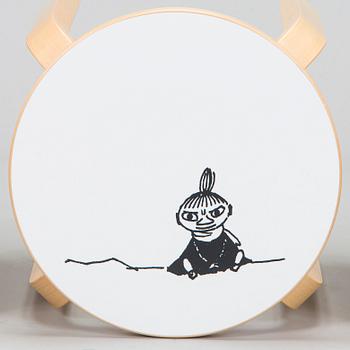 Alvar Aalto, Lastenkaluste, 3 osaa,  pöytä ja jakkaroita 3 kpl, yhteistyö Moomin Characters 2013.
